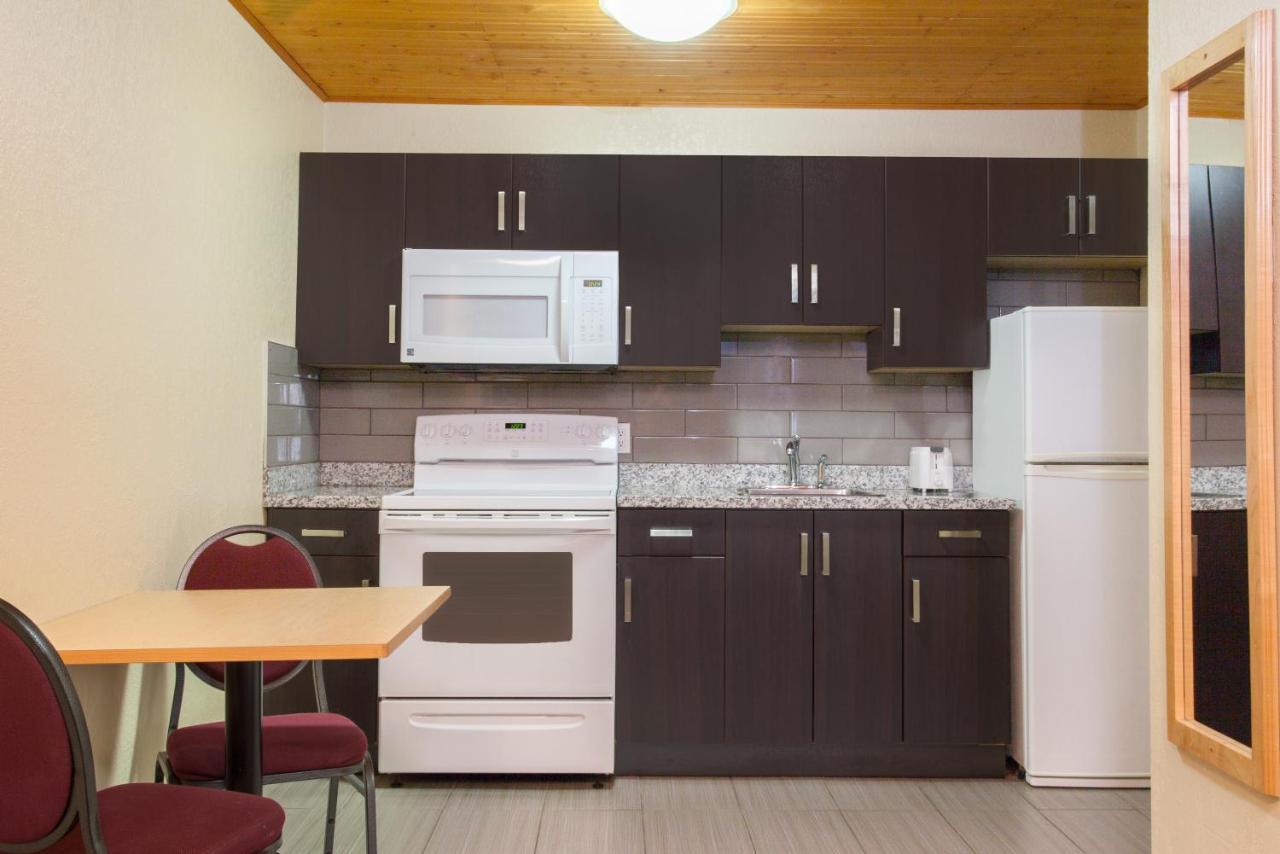 Econo Lodge Inn & Suites Medicine Hat Buitenkant foto