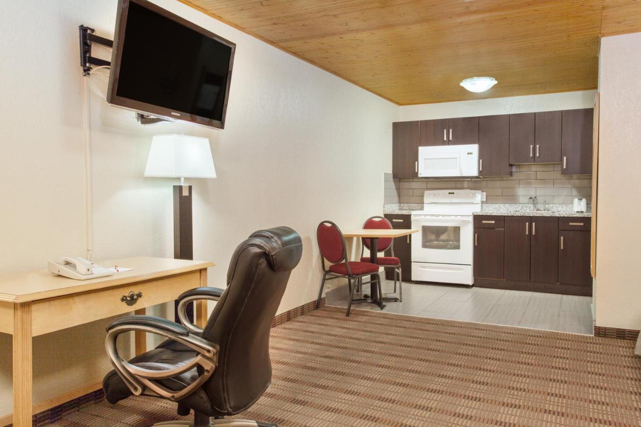 Econo Lodge Inn & Suites Medicine Hat Buitenkant foto