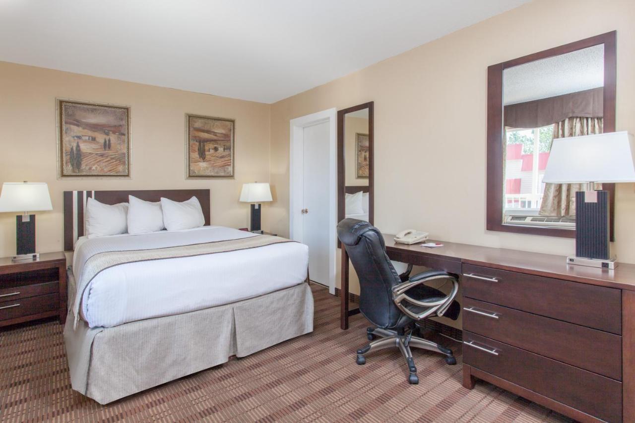 Econo Lodge Inn & Suites Medicine Hat Buitenkant foto